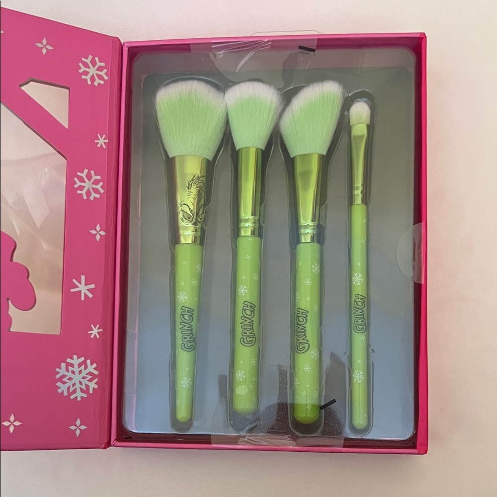 Grinch Makeup Brush Set & Blender Duo Bundle — Holiday Gift Set - Picture 6 of 8